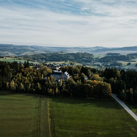 Sonnenhotel Hoher Hahn Шварценберг Экстерьер фото