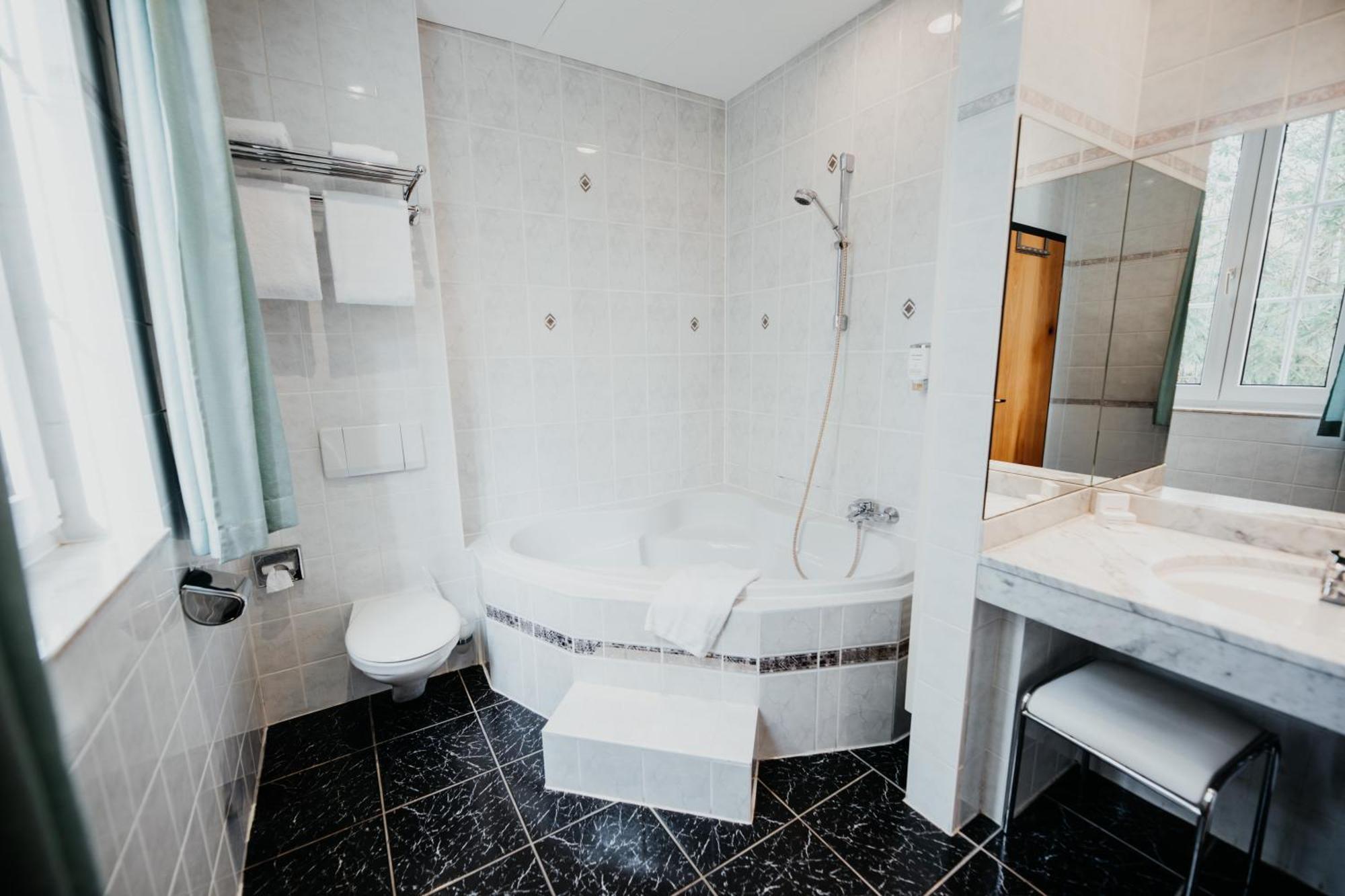 Sonnenhotel Hoher Hahn Шварценберг Экстерьер фото
